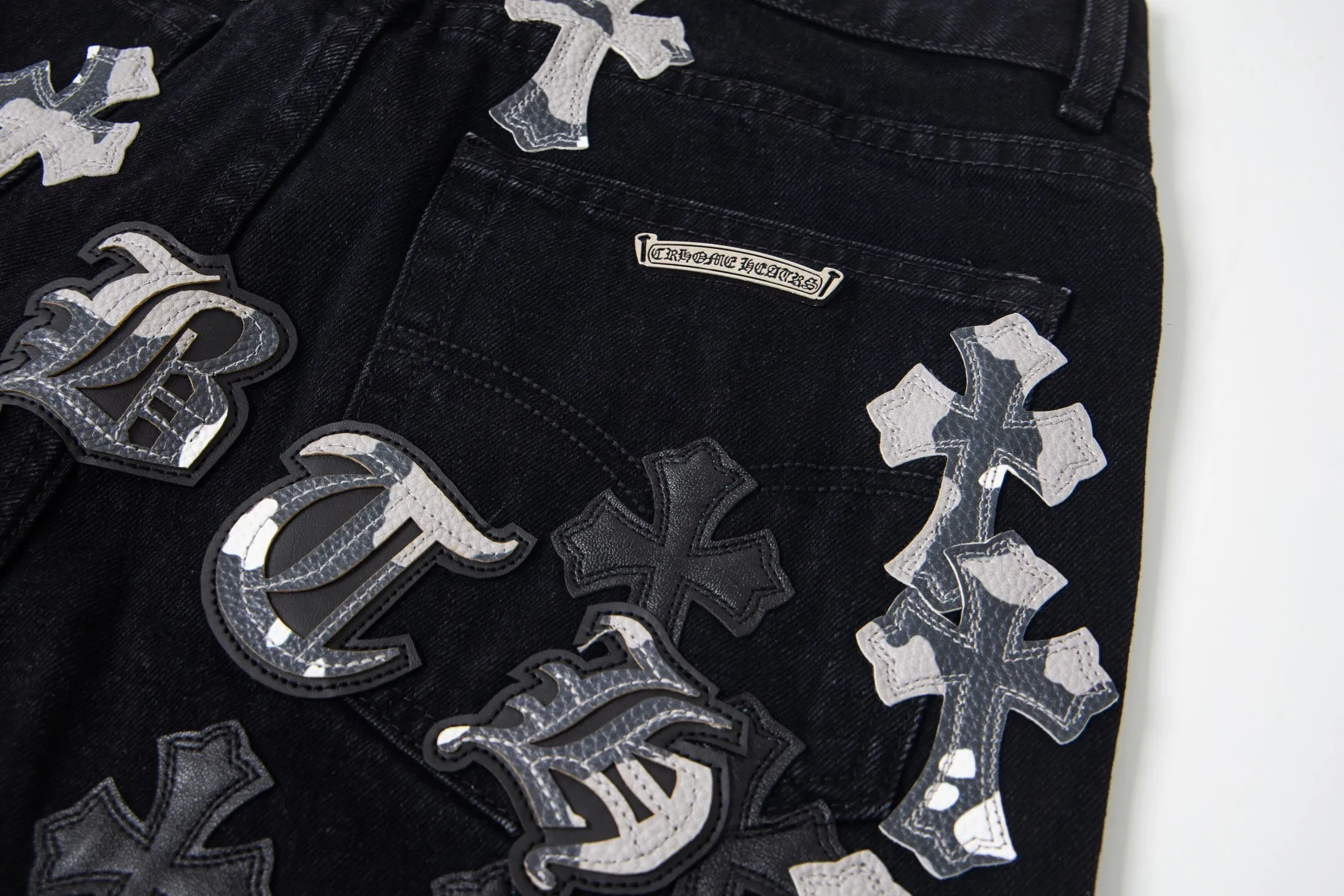 P240 Chrome Hearts Chrome Hearts Black Multi-leather Elements Full of Details Washed Jeans Authentically Restore the Ultimate Vintage Texture Three-Dimensional Fit Loose and Comfortable, Not Slimming Appearing Taller and Thinner Manufacturer Seiko Original Factory Quality Control Same Style for Men and Women Can Be Matched for Couples Versatile Recommendation Must-Have Jeans for All Seasons Fashionistas Have Been Disappointed From the Quality Selection of Fabrics, Cutting of Details, and Matching of Patterns, Everything Is Impeccable! The upper body is so handsome when worn...it can be easily worn by men, women and children! The craftsmanship is made of heavy-duty washed pure cotton denim fabric. After washing, it is soft and thick. It is very stylish when worn on the body. Style number: 1775# Color: black Size: 28 30 32 34 36